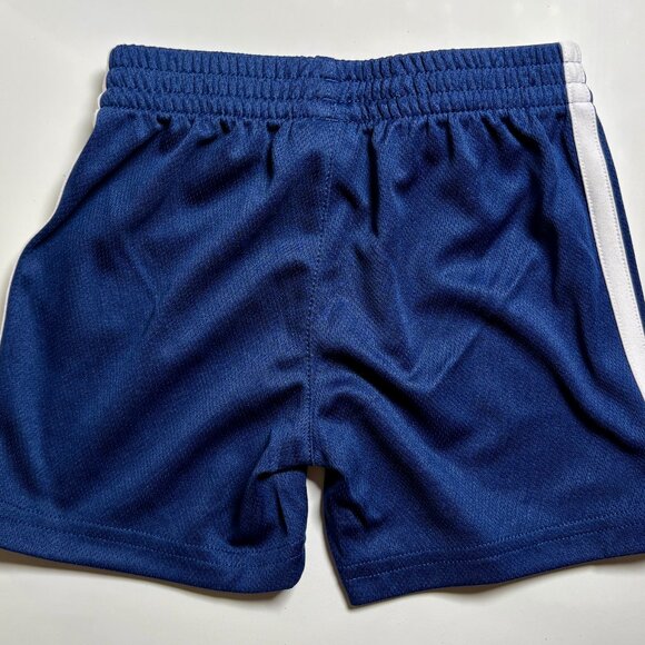 Adidas Kids Size 2T White Graphic Tee & 3-Stripes Short 2-Piece Set Boys OFFERSβ
- Picture 11 of 13